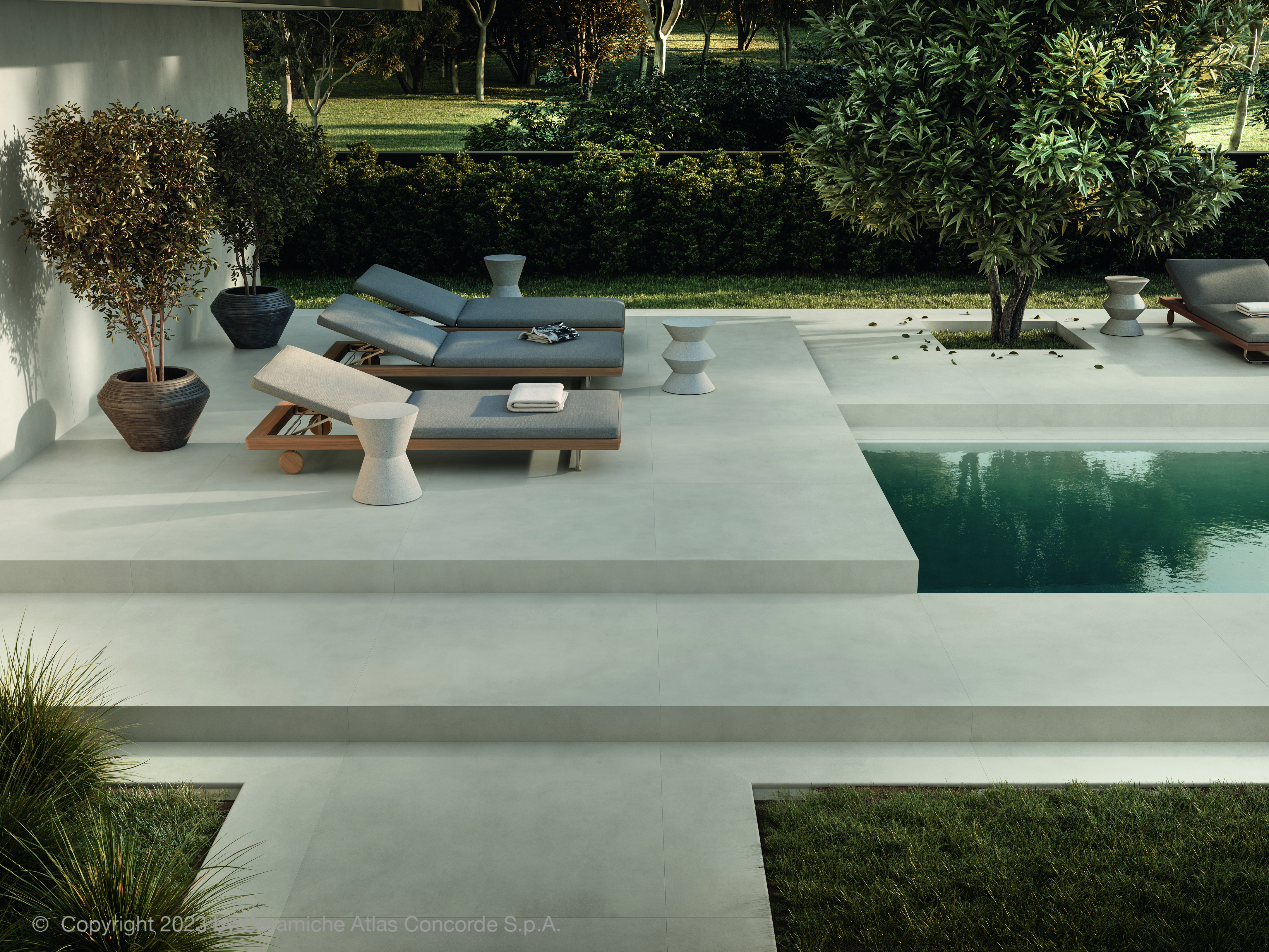 Dalles de terrasse en grès cérame 20 mm au bord d'une piscine, avec transats et oliviers