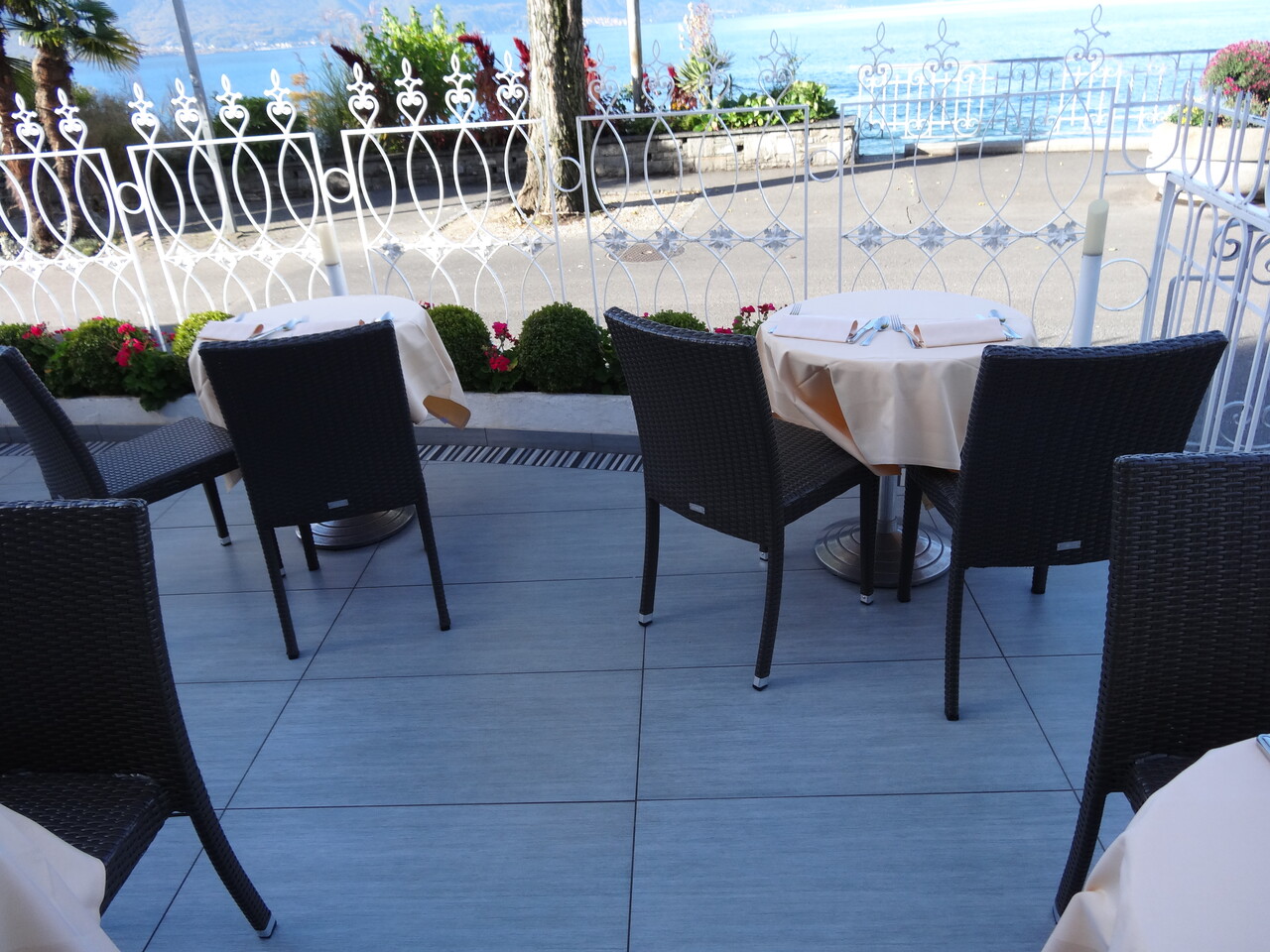 Terrasse de restaurant au bord du lac (Riviera)