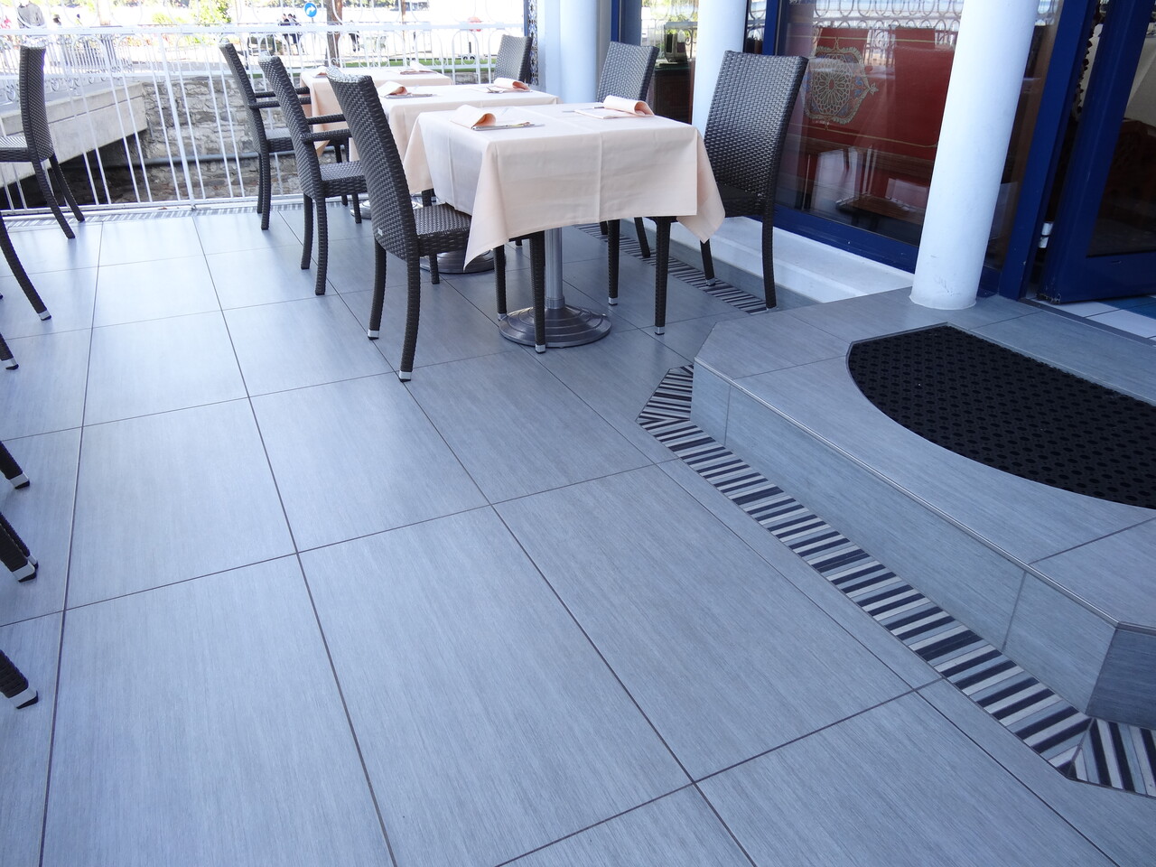 Terrasse de restaurant au bord du lac – Terrasse (Riviera)