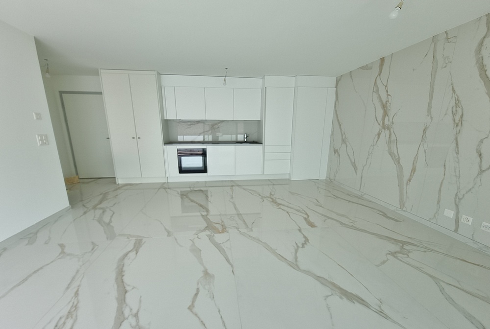 Appartement effet marbre dans le Haut-Valais – Séjour et cuisine (Haut-Valais)