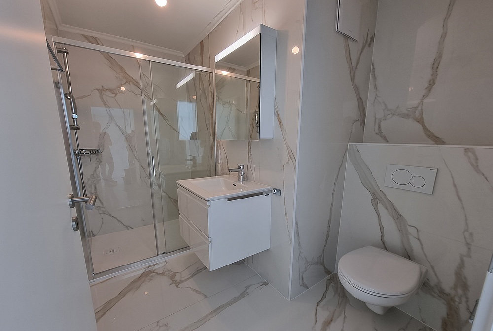 Appartement effet marbre dans le Haut-Valais – Salle de bains (Haut-Valais)
