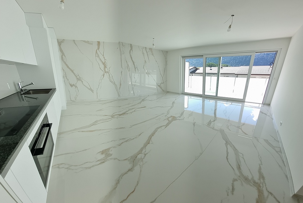 Appartement effet marbre dans le Haut-Valais – Séjour et cuisine (Haut-Valais)