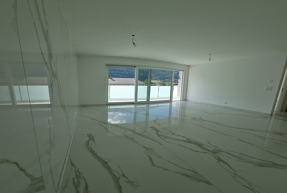 Appartement effet marbre dans le Haut-Valais – Séjour et cuisine (Haut-Valais)