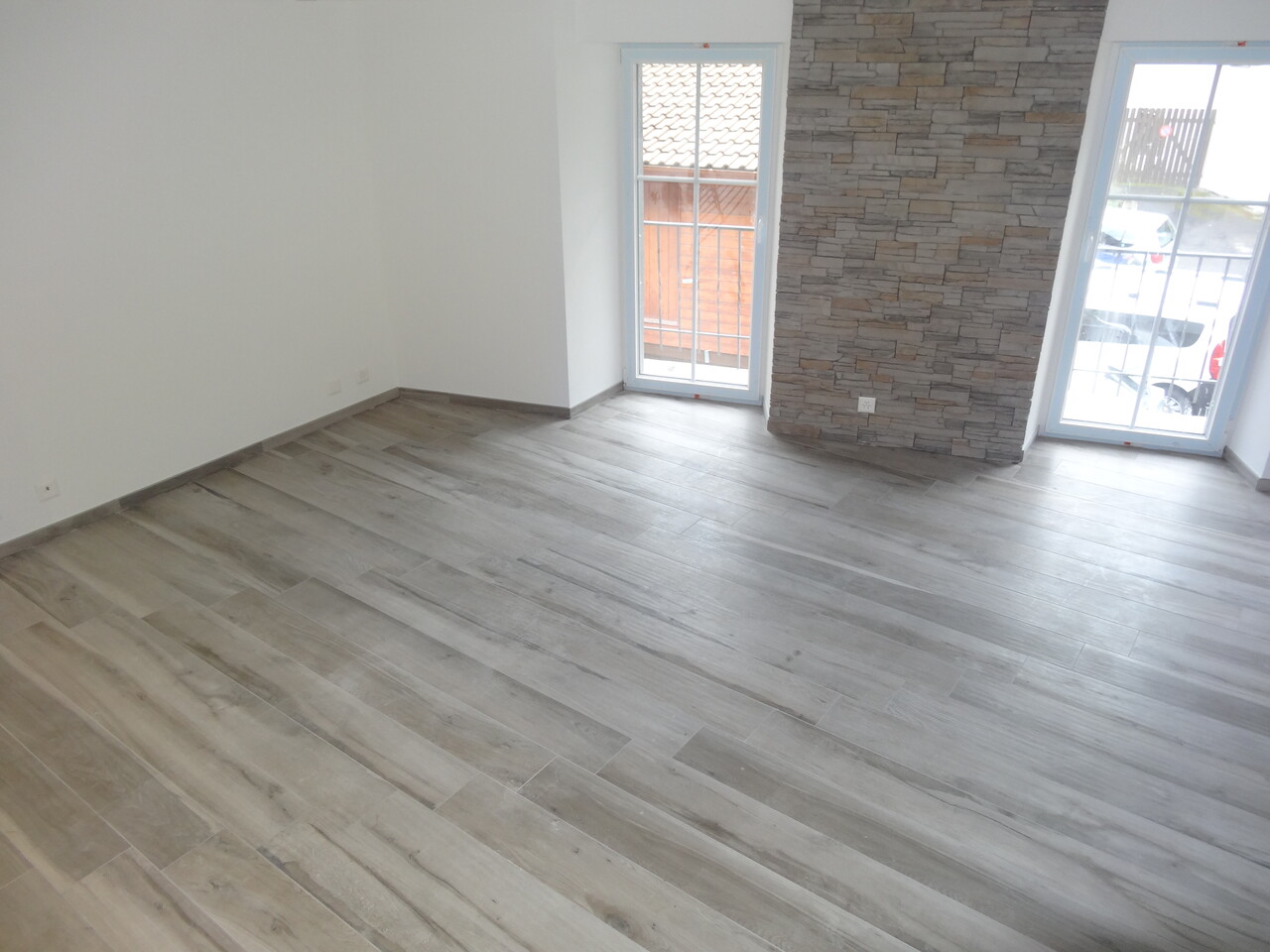 Duplex dans le Chablais valaisan – Séjour et escalier (Chablais valaisan)