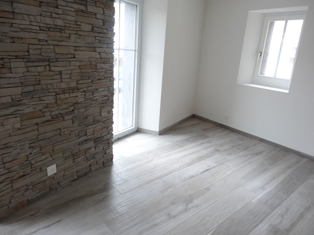 Duplex dans le Chablais valaisan – Séjour et escalier (Chablais valaisan)