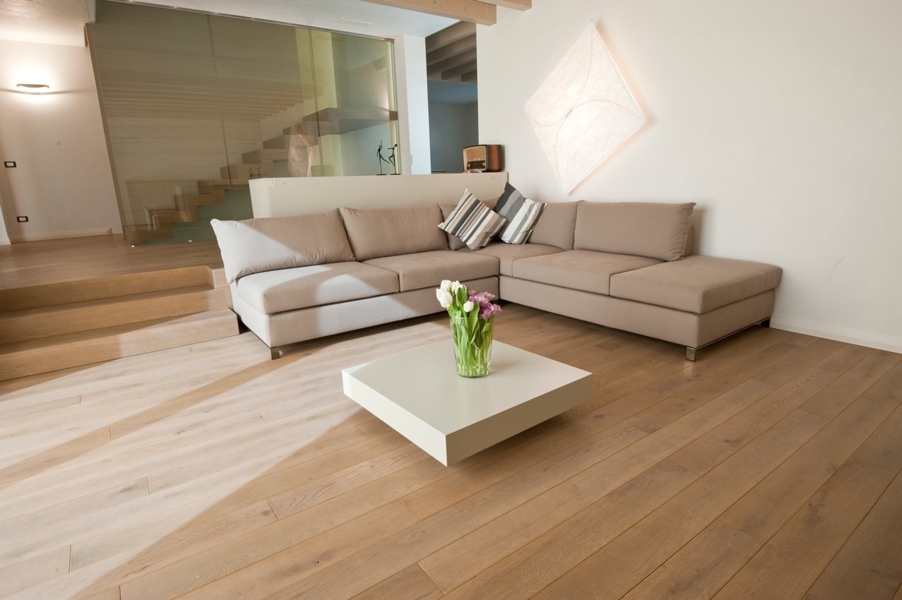 Parquet en chêne clair posé en larges lames dans un séjour lumineux