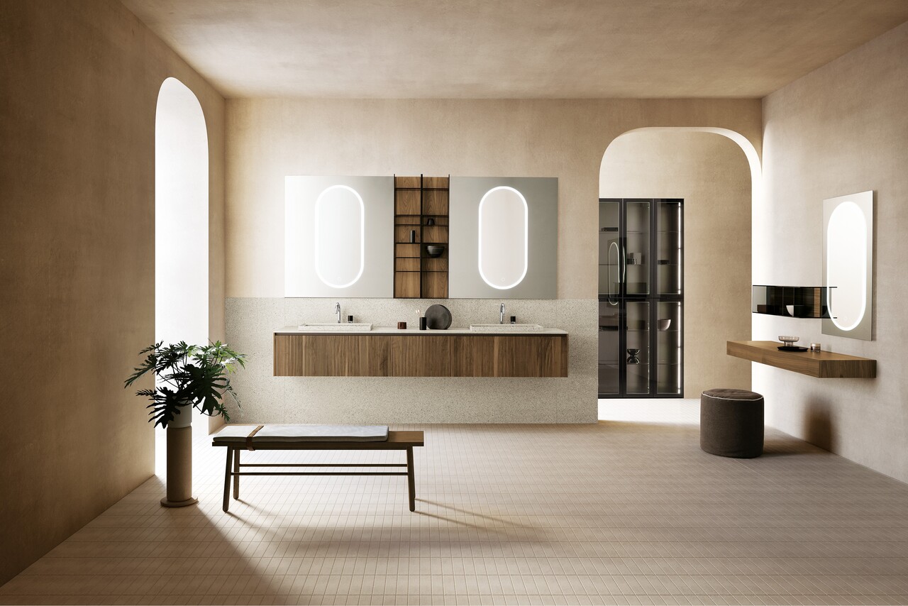 Salle de bain en teintes sable avec meuble suspendu en bois, double vasque et miroirs ovales