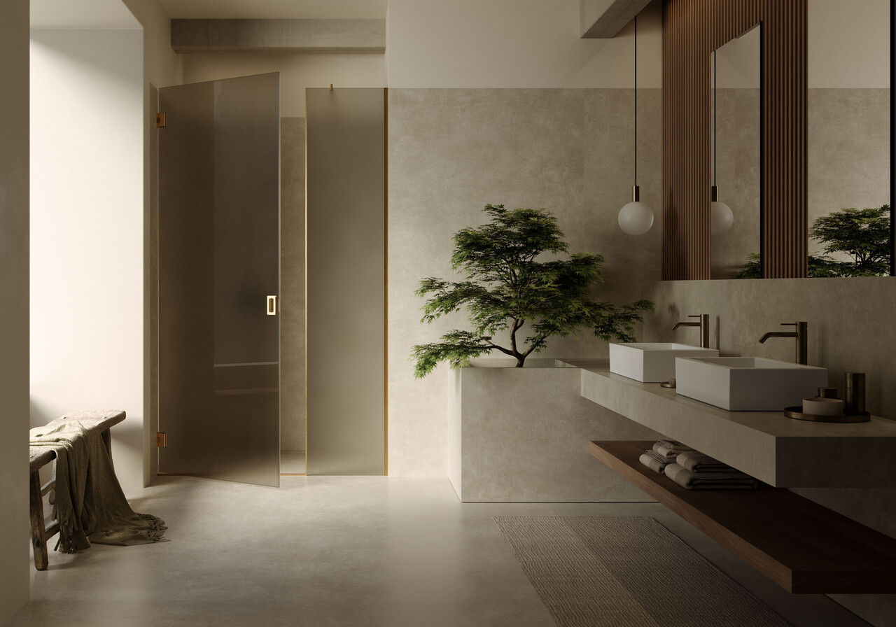 Salle de bain aux tons sombres avec vasque, miroir et murs effet pierre