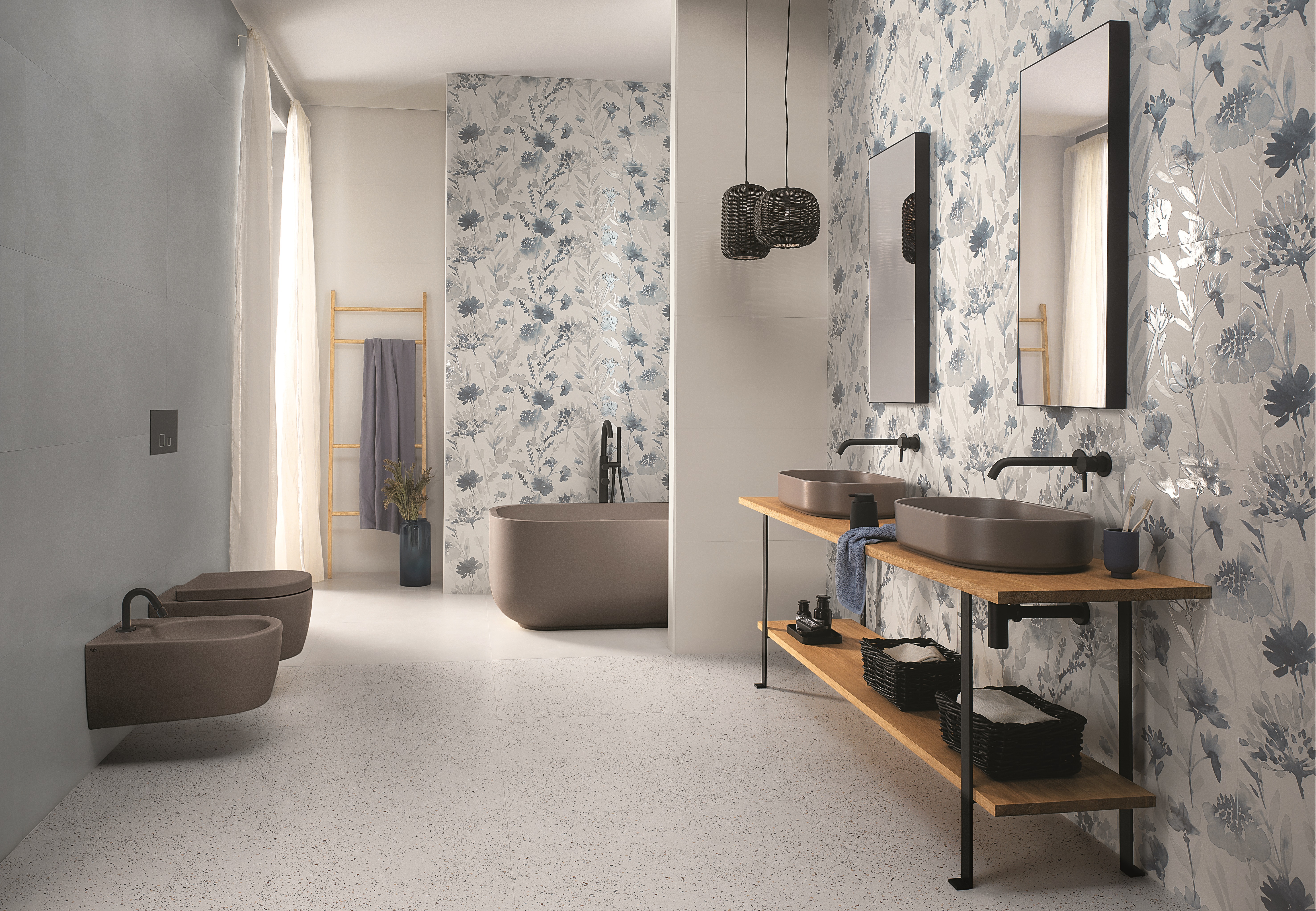 Mur en carrelage décoratif à motifs floraux dans une salle de bain au sol terrazzo
