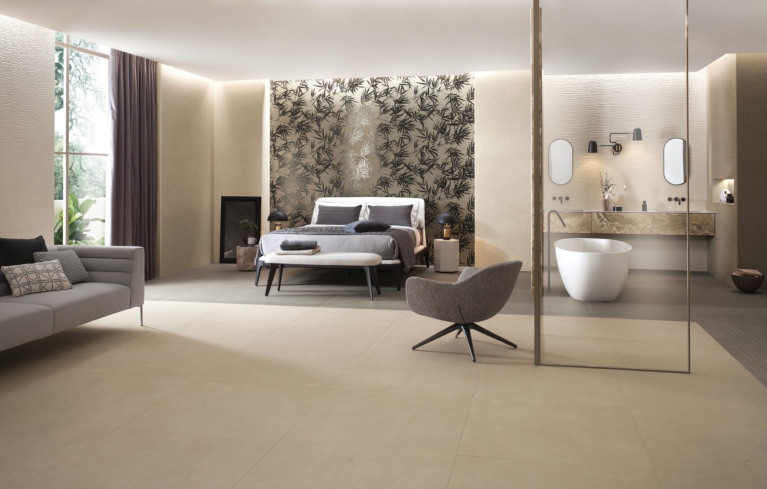 Mur en carrelage à motifs floraux dans une chambre ouverte sur une salle de bain
