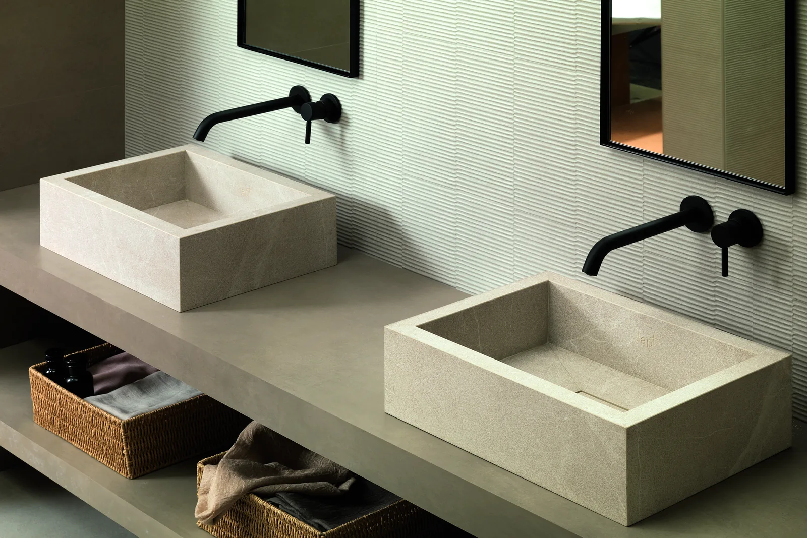La salle de bain : mobilier en carrelage, le même matériau partout