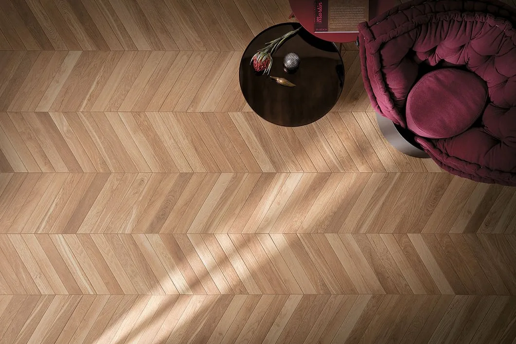 Des chevrons continus, en grès cérame