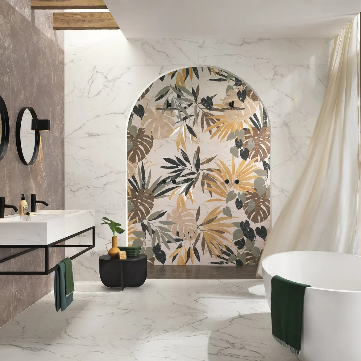 Salle de bain en grès cérame effet pierre, mur décor floral en arche et baignoire îlot