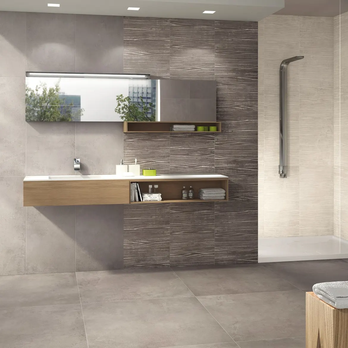 Salle de bain avec mur en carrelage effet bois et douche vitrée