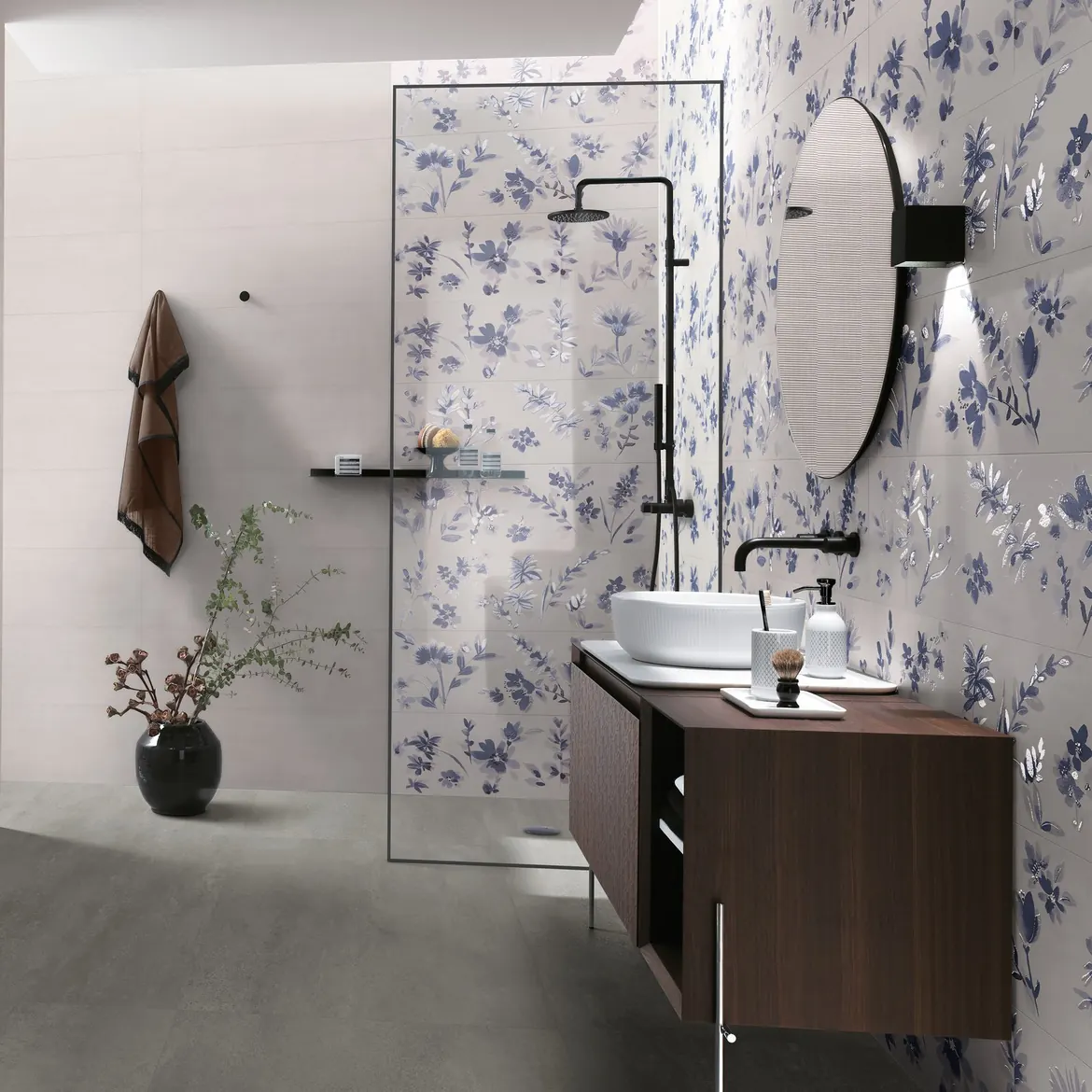 Salle de bain avec mur en carrelage à motifs floraux bleus et douche à l'italienne