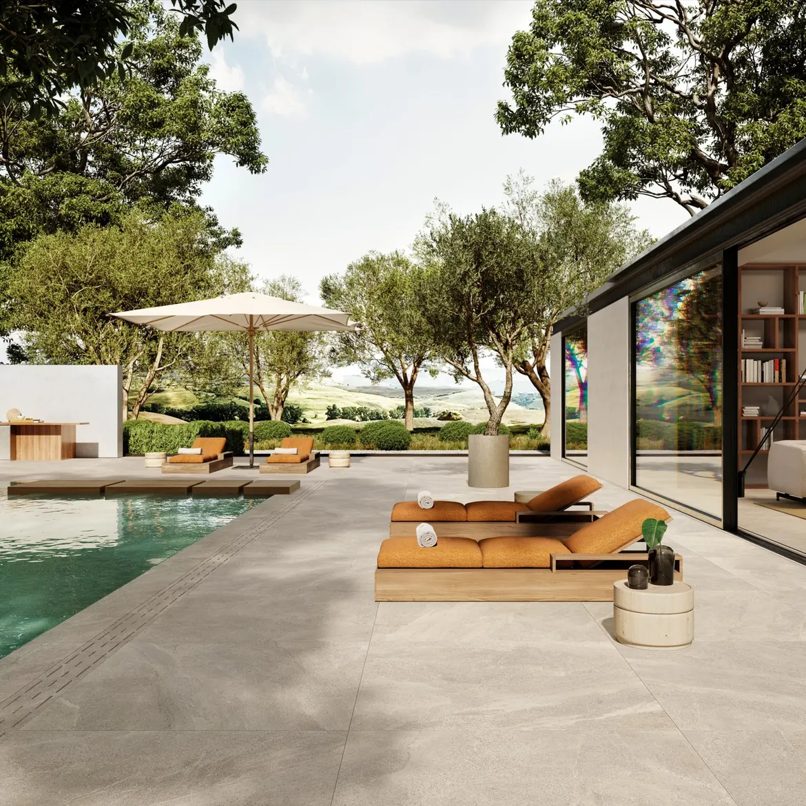 Terrasse en dalles de grès cérame au bord d'une piscine, avec transats et oliviers