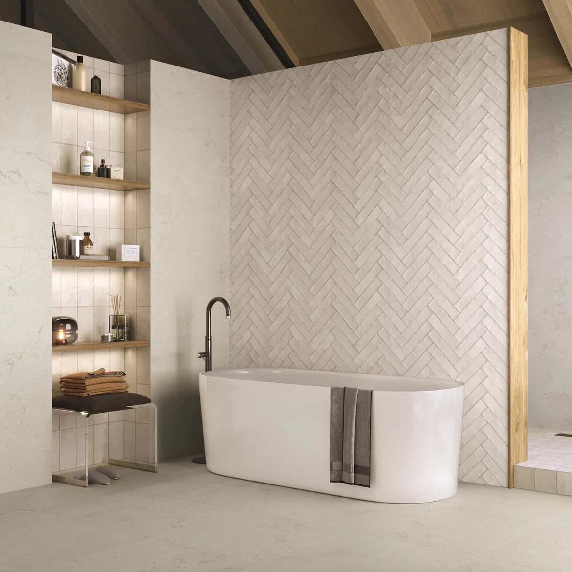 Salle de bain claire avec mur en chevrons blancs et baignoire îlot