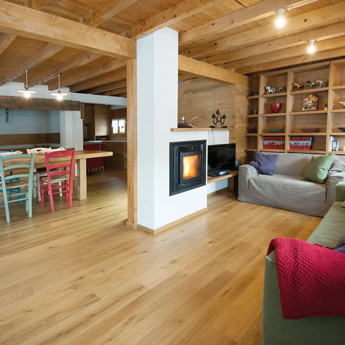 Séjour chaleureux avec parquet en chêne, poutres apparentes et poêle à bois