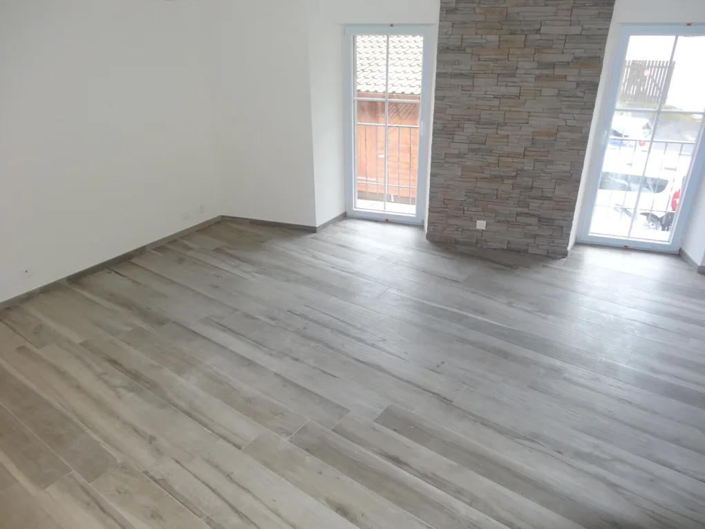 Duplex dans le Chablais valaisan – Séjour et escalier (Chablais valaisan)